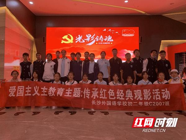 手抖是帕金森的表现吗？